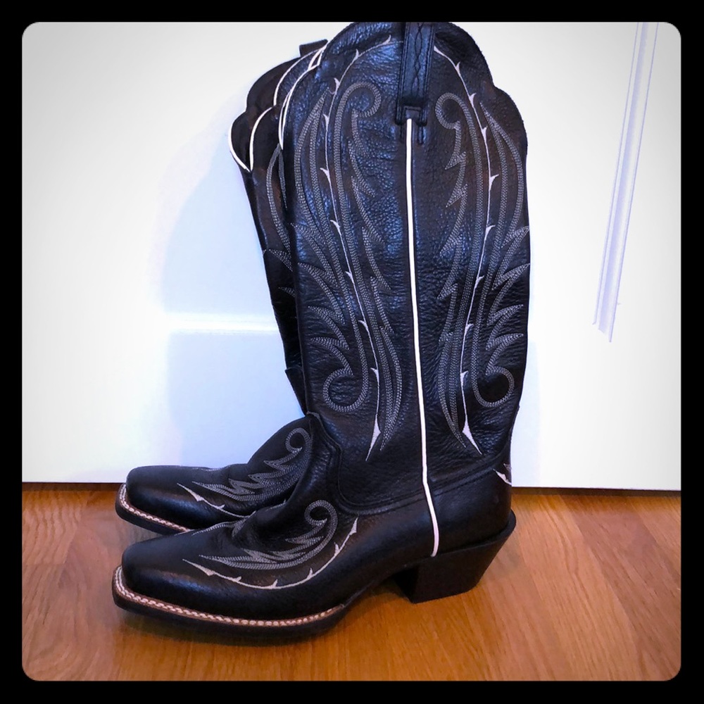 Edgy black Ariat cowgirl boots size 8